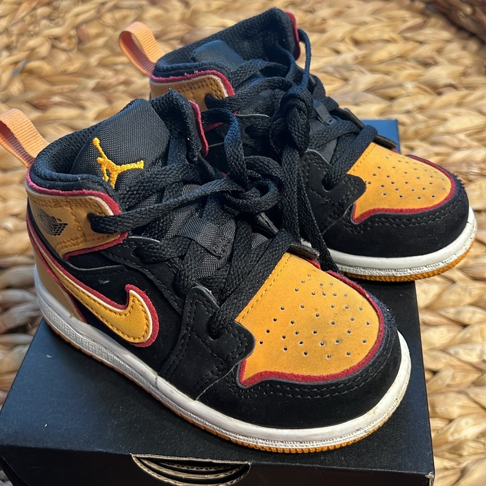 Jordan 1 Mid SE Black Vivid Orange (TD) 7C